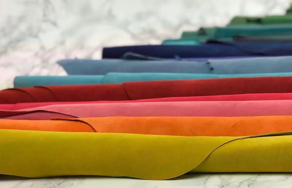 Gestapelte Leder-Farbmuster in Regenbogenfarben, Handwerk-Textur